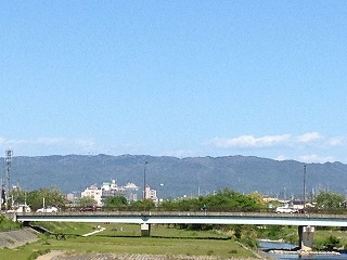 矢田川から見た山