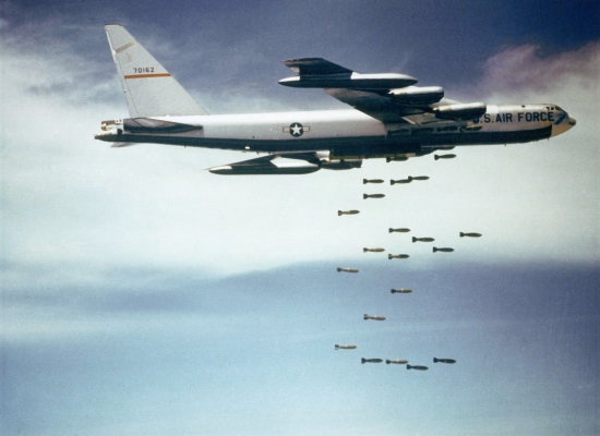 Boeing_B-52_dropping_bombs_.jpg