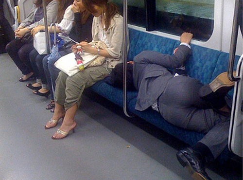 電車で寝る日本人が信じられないと海外で話題に
