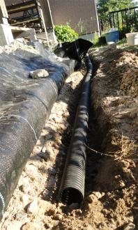 トレンチ掘って配水管設置