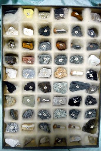 ウェンズディ 札幌ーアンティークショップのblogです 素敵な 鉱物標本60種（栗田鼎造選集 鉱物教育研究所発行）60年以上前