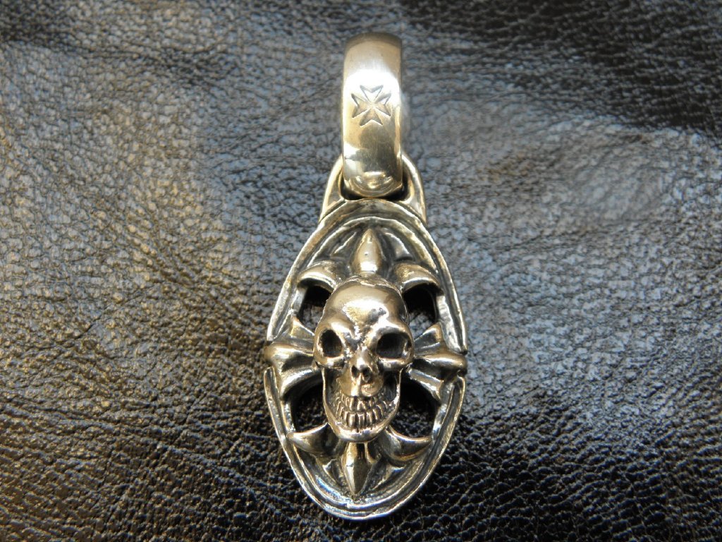 Gabor Skull on Cross oval Pendant