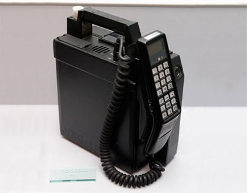 30年前の初期の携帯電話はこんなにドデカかった！